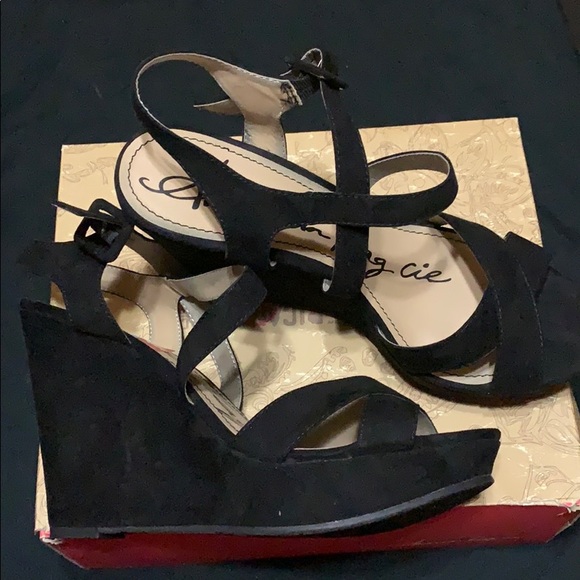 Black suede wedges w/crisscross straps - Picture 2 of 4
